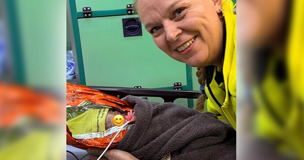 Záchranářka Monika a novorozený chlapeček. Záchranářka Monika a novorozený chlapeček.