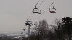 V Monínci vypadlo z lanovky dítě. Záchranná služba jej odvezla vrtulníkem do pražské nemocnice. Během případu ale správce lanovky porušil hned několik předpisů.