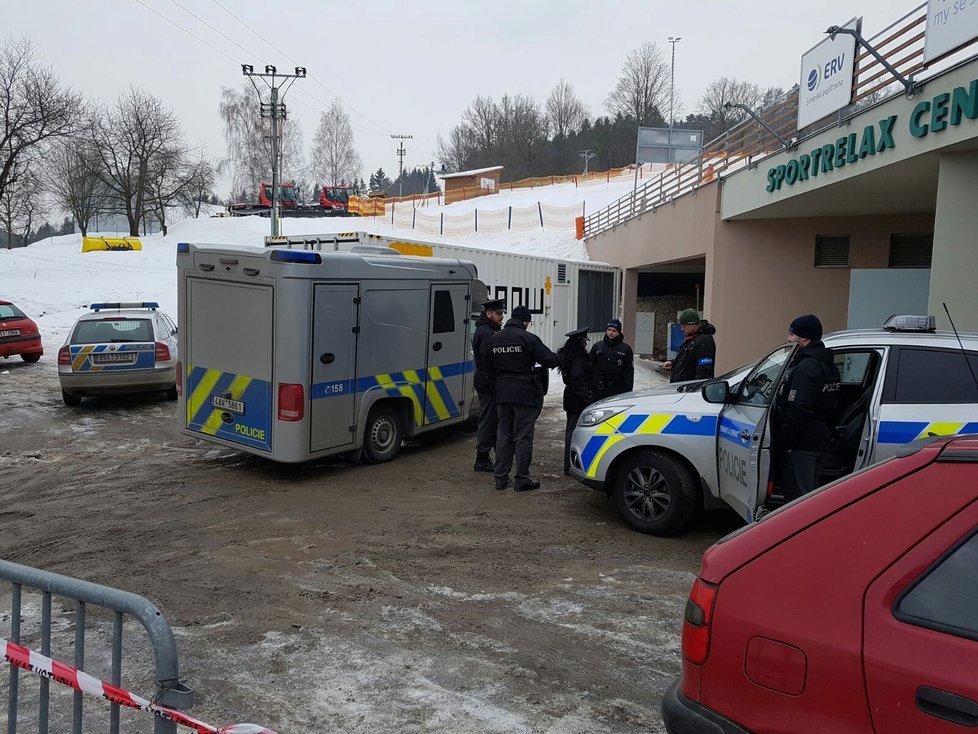 V Monínci se stala nehoda pětiletému dítěti, které spadlo z lanovky. Na místě je i policie.