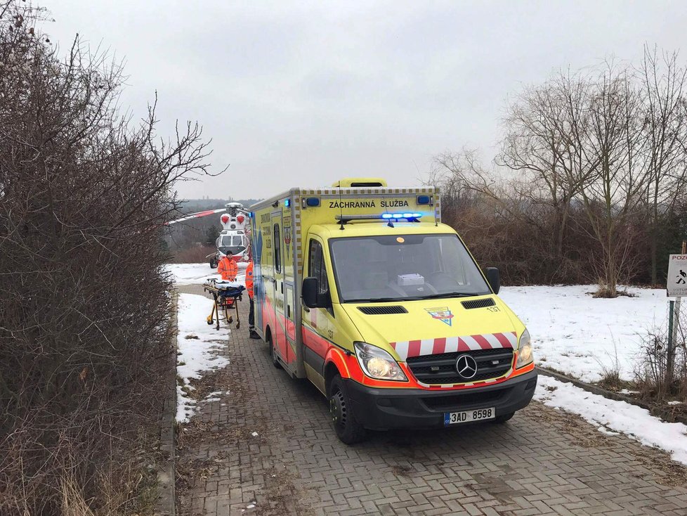 V Monínci vypadlo z lanovky dítě. Záchranná služba jej odvezla vrtulníkem do pražské nemocnice. Během případu ale správce lanovky porušil hned několik předpisů.