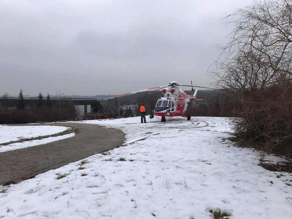 V Monínci vypadlo z lanovky dítě. Záchranná služba jej odvezla vrtulníkem do pražské nemocnice. Během případu ale správce lanovky porušil hned několik předpisů.
