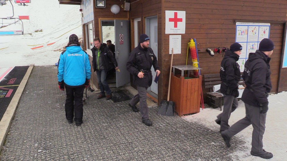 V Monínci vypadlo z lanovky dítě. Záchranná služba jej odvezla vrtulníkem do pražské nemocnice. Během případu ale správce lanovky porušil hned několik předpisů.