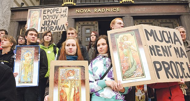 V dubnu 2011 lidé protestovali proti přesunu Slovanské epopeje do Prahy.