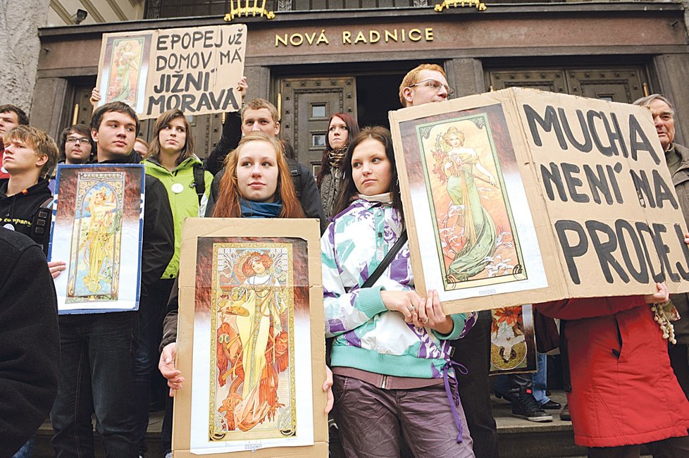 V dubnu 2011 lidé protestovali proti přesunu Slovanské epopeje do Prahy.