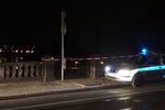 Řidič autem na mostě Legií prorazil zábradlí a ujel