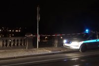Řidič v Praze prorazil most u Národního divadla: Na policii nečekal a ujel