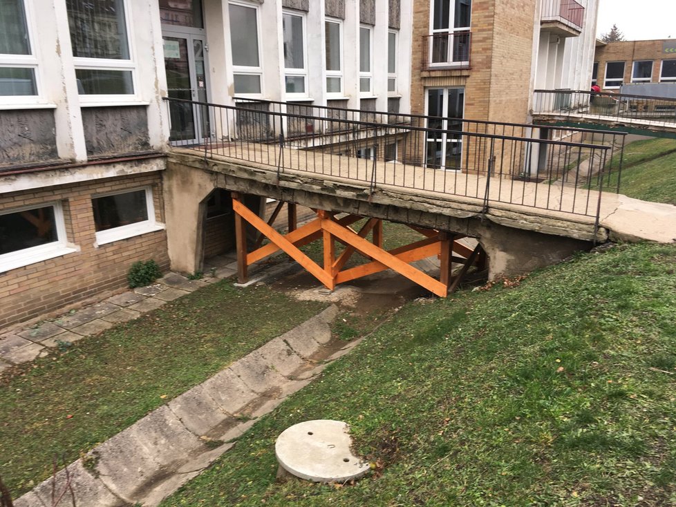 Mostky u Polikliniky Pod Marjánkou mají nové podpěry.