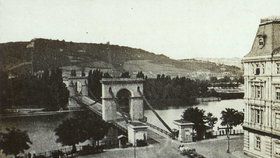 Na místě dnešního mostu Legií stál druhý most přes Vltavu – řetězový most Františka I.