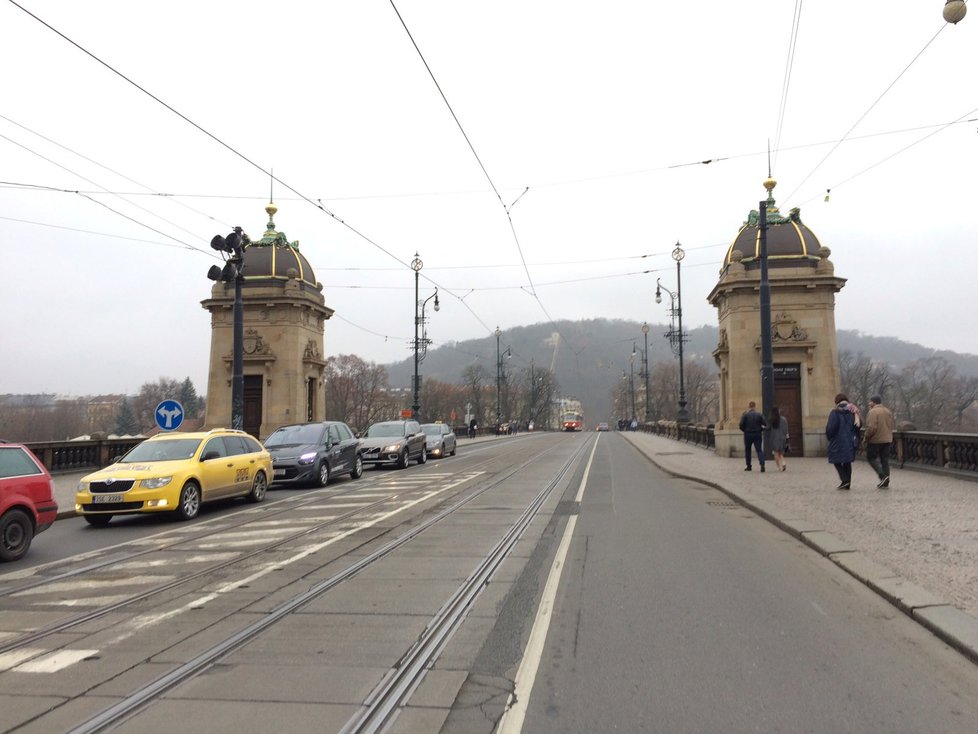 Na místě dnešního mostu Legií stál druhý most přes Vltavu - řetězový most Františka Josefa I.