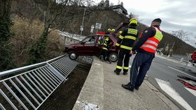 Auto havarovalo na mostě Závodu míru. (14. ledna 2023)