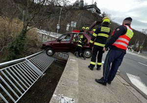 Auto havarovalo na mostě Závodu míru. (14. ledna 2023)