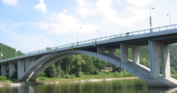 Most Závodu míru ve Zbraslavi.