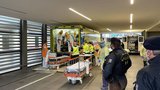 Převoz pacientů s covid-19: Brno už nezvládá, nakažené přepravili do Prahy Fénixem i vrtulníkem
