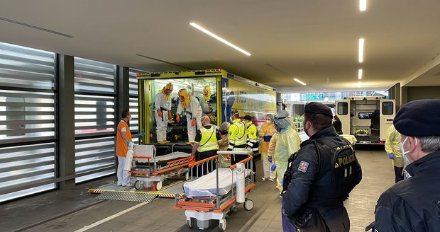 Převoz pacientů s covid-19: Brno už nezvládá, nakažené přepravili do Prahy Fénixem i vrtulníkem