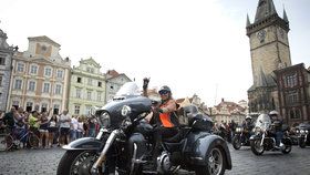 Staroměstské náměstí v Praze v sobotu dopoledne zaplnilo zhruba 1500 motorkářů na strojích Harley-Davidson.