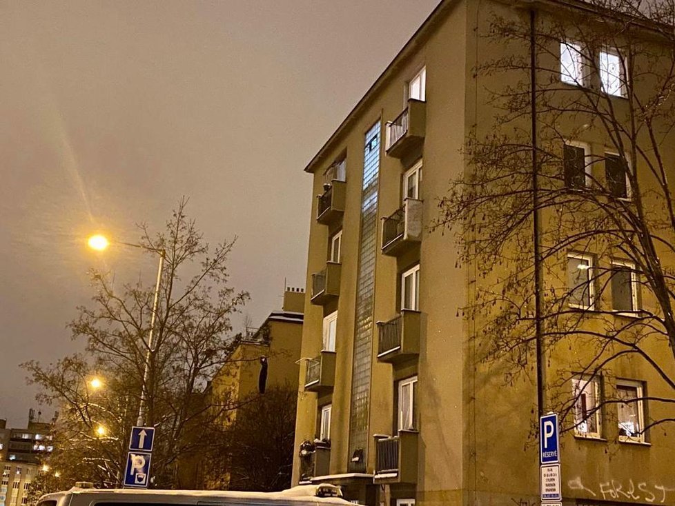 Dívka v Praze 10 spadla z balkonu, zemřela (8. února 2021).