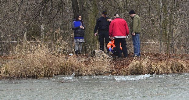 Hodinu se pokoušel svou partnerku utopit v potoce: Zachránili ji kolemjdoucí (ilustrační foto)