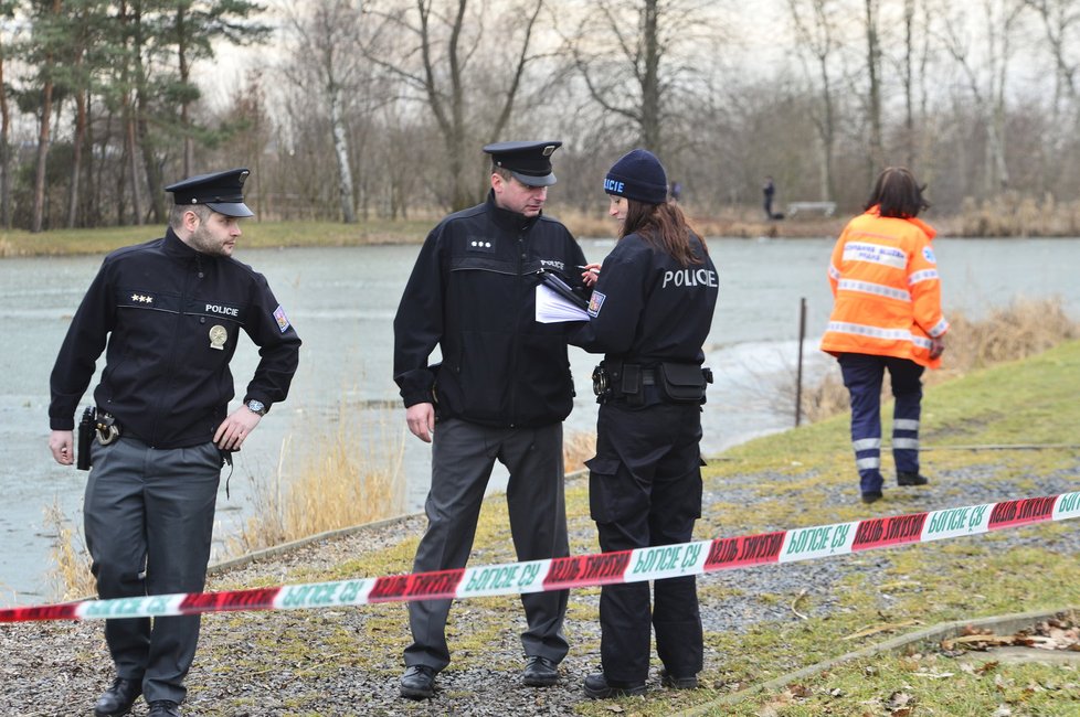 Mrtvolu vytáhli policisté z rybníku v Újezdu nad Lesy. Tělo bylo ve vodě déle než 10 hodin.