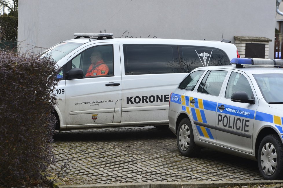 Mrtvolu vytáhli policisté z rybníku v Újezdu nad Lesy. Tělo bylo ve vodě déle než 10 hodin.