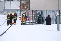 Smrt v Holešovicích: Mrtvého muže našli ve sněhu jen v triku, bunda ležela opodál