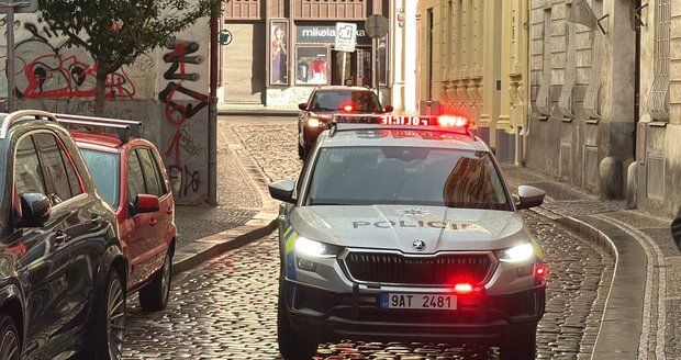 V kavárně v Praze zajistila policie tašku s loveckou municí: Byla kradená!