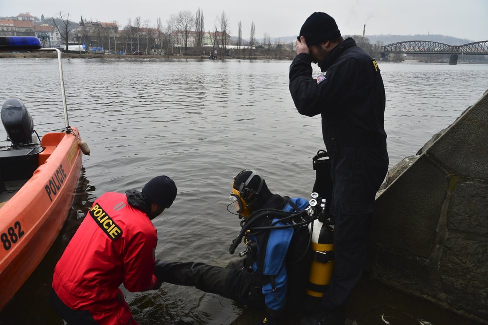 Potápěči pražských policistů Vltavu prohledávají v rámci výcviku, ideální je na to ale zimní období.