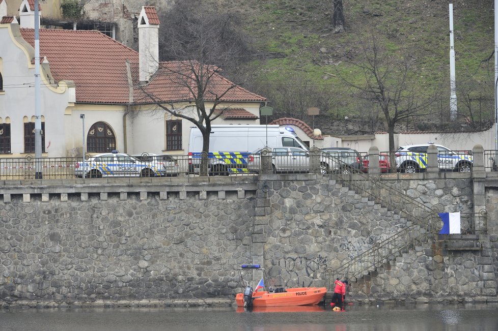 Policie s potápěči u Vyšehradské skály ve Vltavě hledají munici.