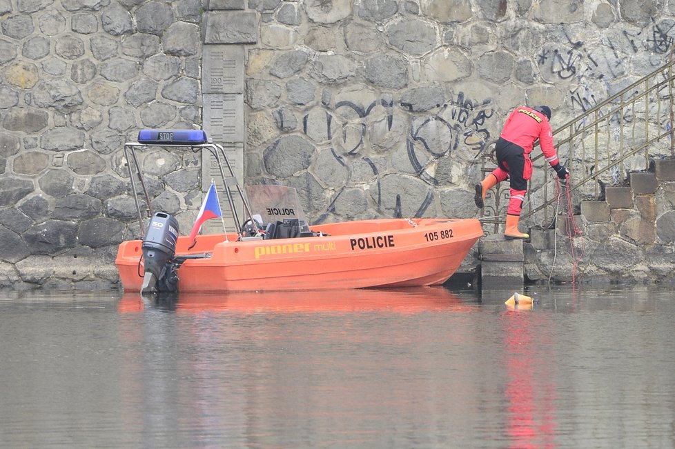 Policie s potápěči u Vyšehradské skály ve Vltavě hledají munici.