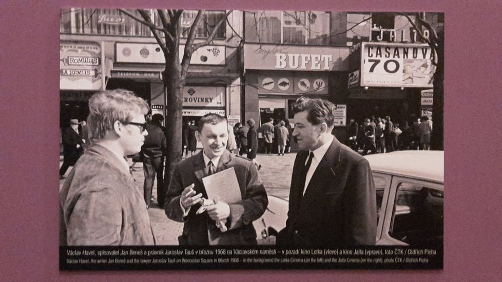 Výstavu provázejí i dobové fotografie, na této Václav Havel (vlevo).