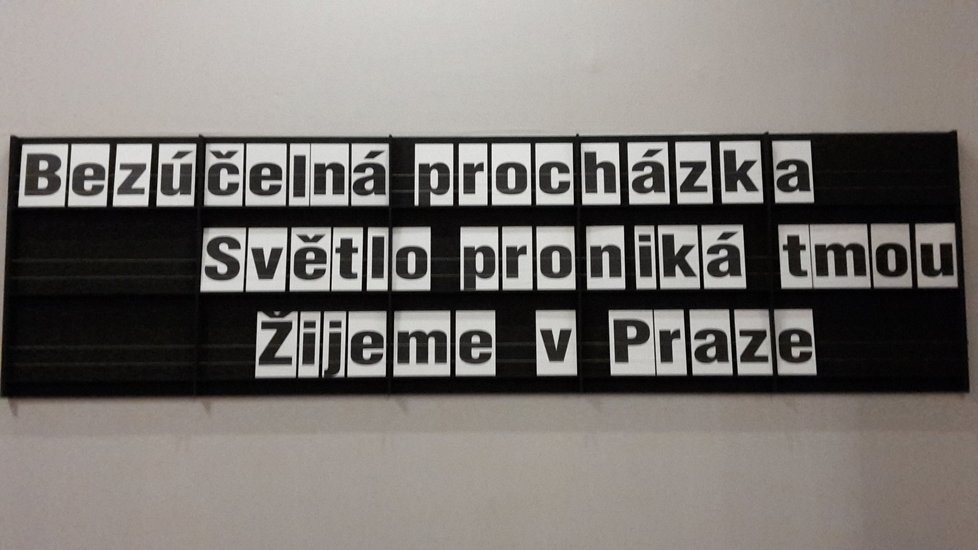 Tento nápis vítá návštěvníky výstavy v Muzeu Prahy.