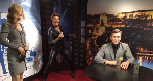 Voskový „plavčík“ Hasselhoff dorazil do Prahy. Zářivým úsměvem oslní i Julia Roberts