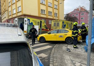 Auto v ulici Myslbekova v Praze 6 sazilo ženu. (30. ledna 2023)