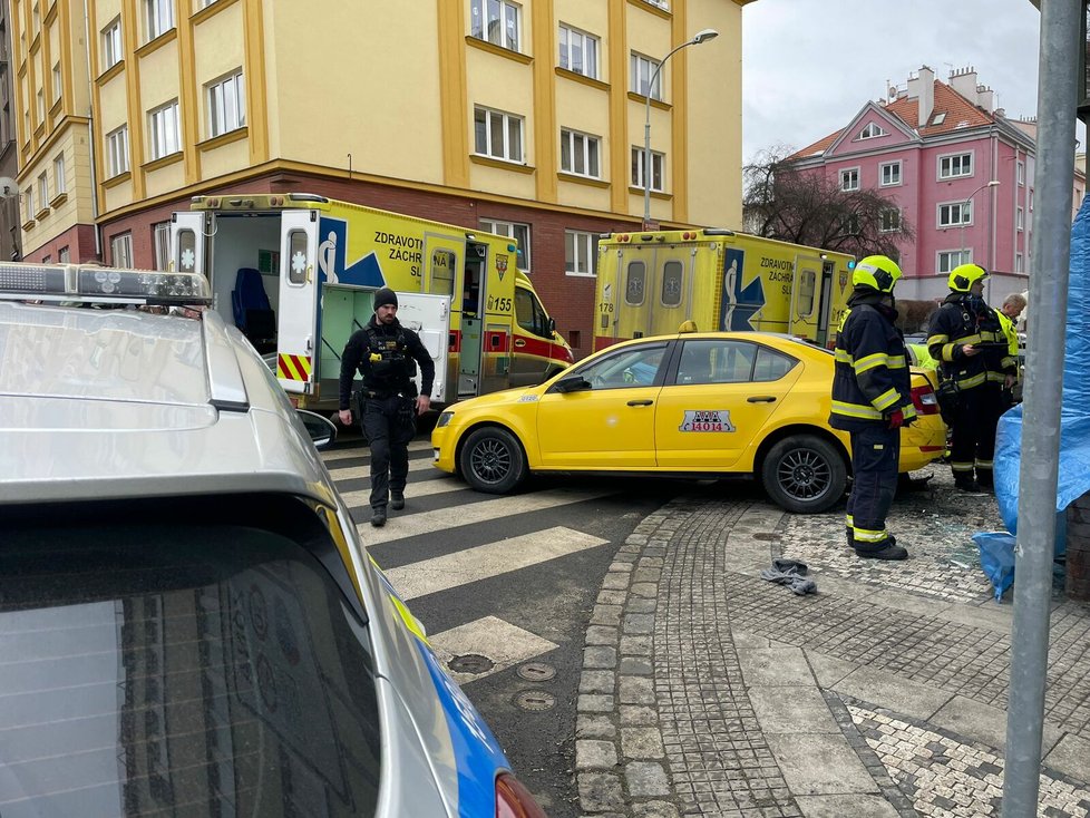 Auto v ulici Myslbekova v Praze 6 sazilo ženu. (30. ledna 2023)