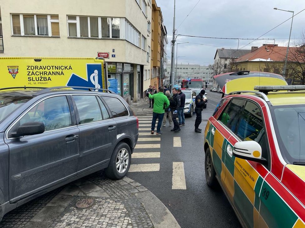 Auto v ulici Myslbekova v Praze 6 srazilo ženu. (30. ledna 2023)