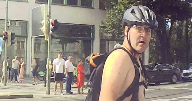 Agresivní cyklista napadl řidiče, kterému předtím nedal přednost.