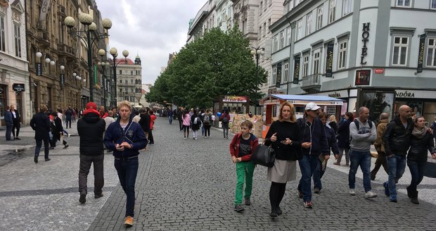 Ulice Na Příkopě je dlážděna i židovskými náhrobky.