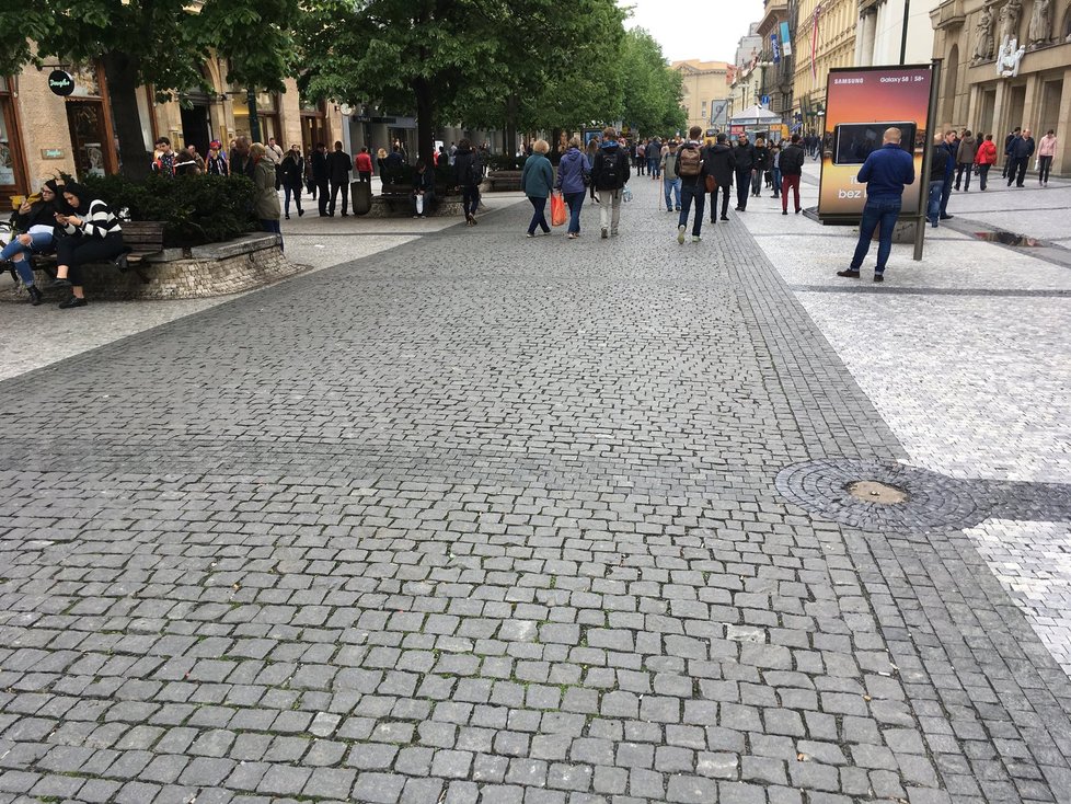 Ulice Na Příkopě je dlážděna i židovskými náhrobky.