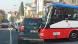VIDEO: Riskantní manévr řidiče MHD! Autobus se řítil Prahou 8 v protisměru, policie hledá svědky