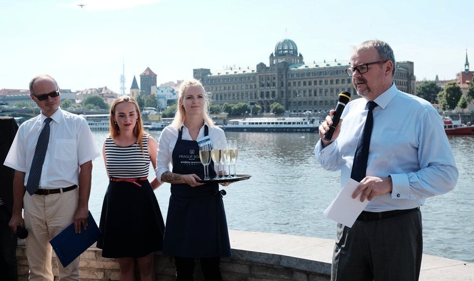 Ministr dopravy Dan Ťok dnes za přítomnosti ředitele Lubomíra Fojtů z Ředitelství vodních cest ČR slavnostně otevřel modernizované přístaviště lodí na levém břehu Vltavy u nábřeží Edvarda Beneše v Praze. Půl kilometru dlouhé molo má moderní design a umožňuje bezpečný nástup a výstup cestujících i do největších hotelových lodí.