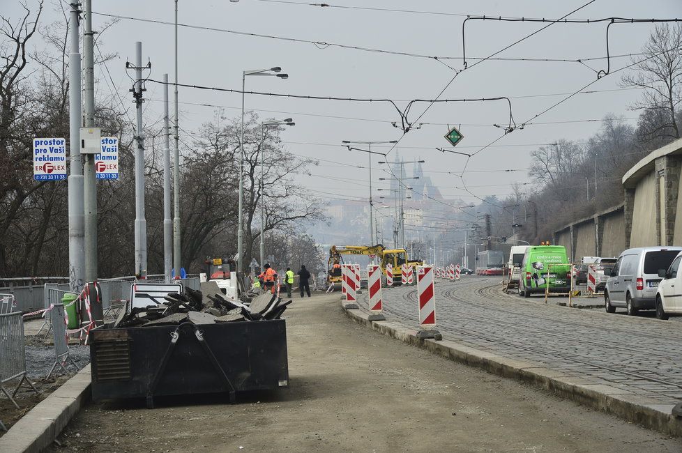 Rekonstrukce silnice na nábřeží v Praze 7 se v polovině ledna vrátí.