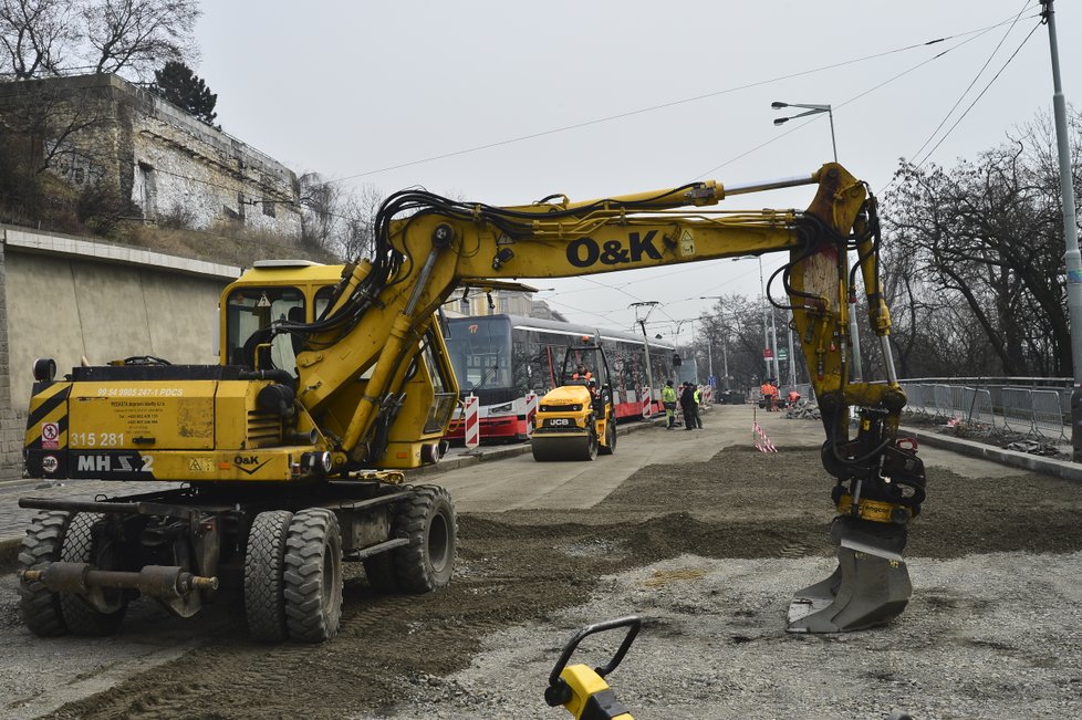 Rekonstrukce silnice na nábřeží v Praze 7 se v polovině ledna vrátí.