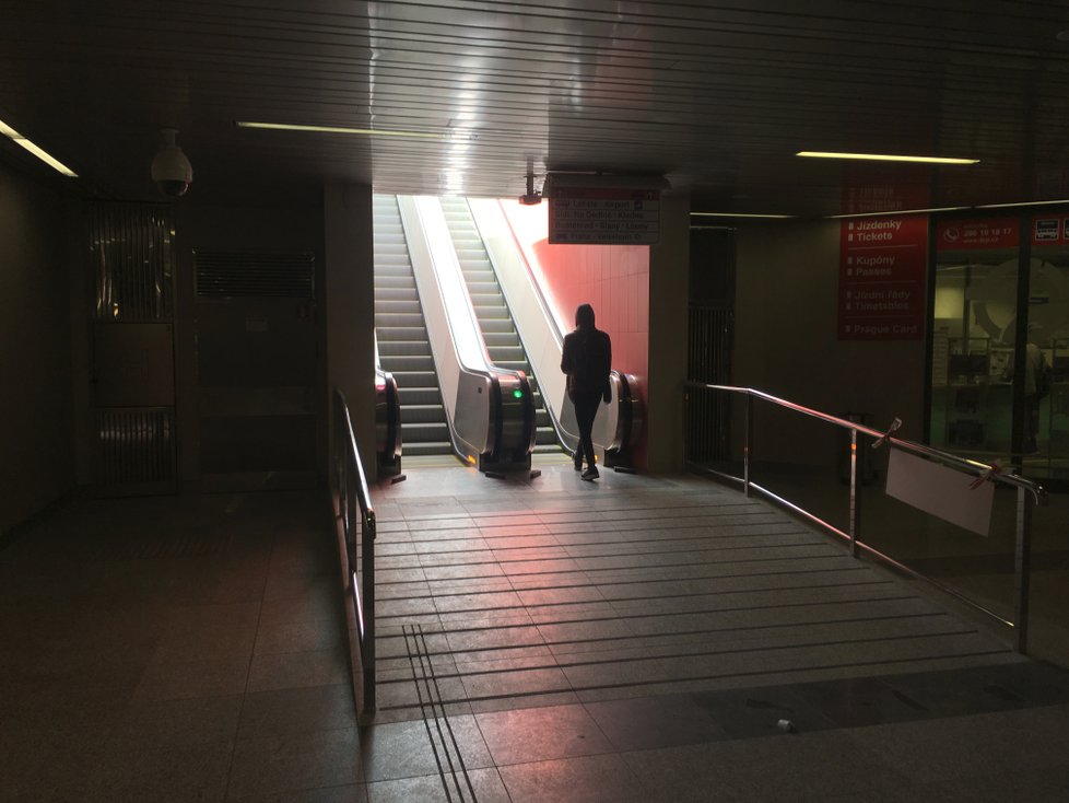 Nádraží Veleslavín má nové eskalátory.