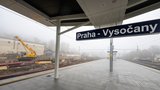 Tragédie ve Vysočanech: Vlak srazil člověka. Zachraňovali ho kolemjdoucí, ale marně