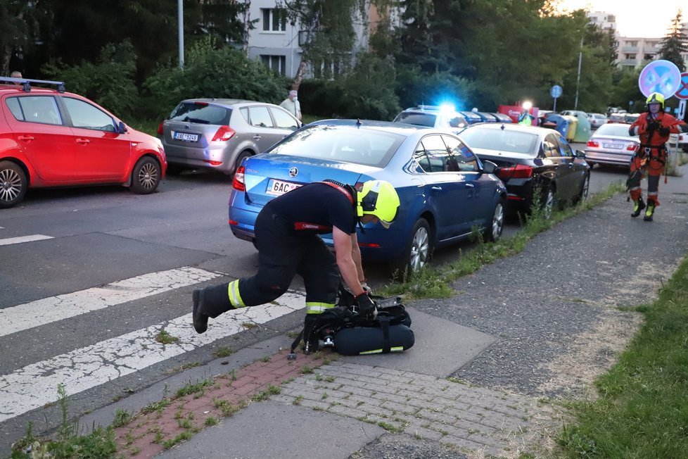 Dva dělníci spadli při natírání do nádrže, Praha, 13. července 2020.