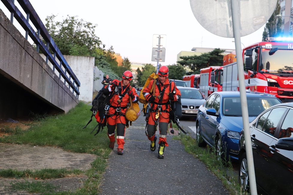 Dva dělníci spadli při natírání do nádrže, Praha, 13. července 2020.