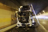 Zavřený Brusnický tunel! Začal hořet náklaďák, řidič se zranil
