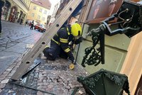 Náklaďák v centru Prahy urazil plynovou lampu. Pět lidí museli evakuovat
