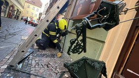 Náklaďák v centru Prahy urazil plynovou lampu. Pět lidí museli evakuovat
