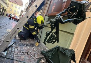 Náklaďák v centru Prahy urazil plynovou lampu.