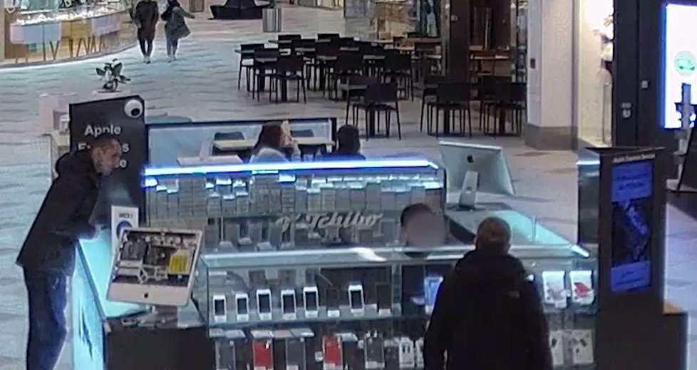Sehraní zloději kradou elektroniku v pražských nákupních centrech.